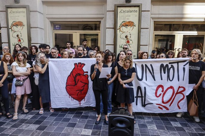 Concentració en protesta pel tancament del Teatre Principal de València, a 24 de setembre de 2026. 