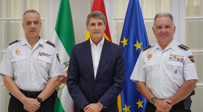 El delegado del Gobierno de España en Andalucía, Pedro Fernández, con el nuevo jefe regional de Operaciones de la Jefatura Superior de la Policía Nacional en Andalucía Occidental, Francisco Javier Vidal y Delgado-Roig.