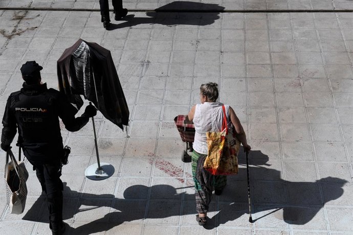 Archivo - Arquivo - Uma mulher após ser despejada do prédio Dignidad, em Móstoles, ao lado de um agente da Polícia Nacional, em 17 de julho de 2023, em Móstoles, Madri (Espanha). Mais de 40 pessoas, entre elas menores, doentes e dependentes, enfrentam o s