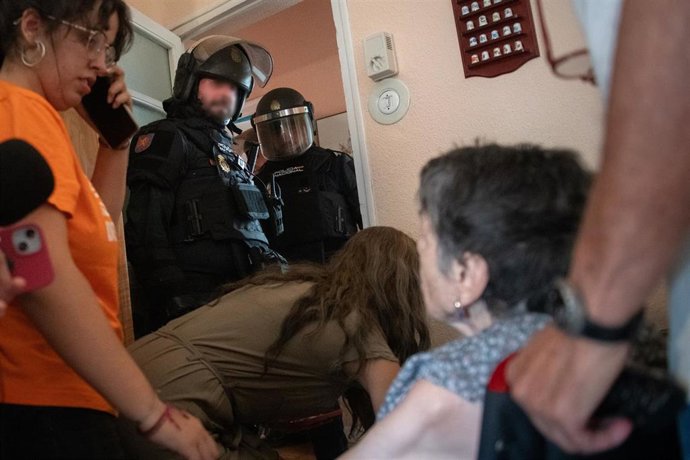 La policía saca a Maricarmen de su casa de Madrid.