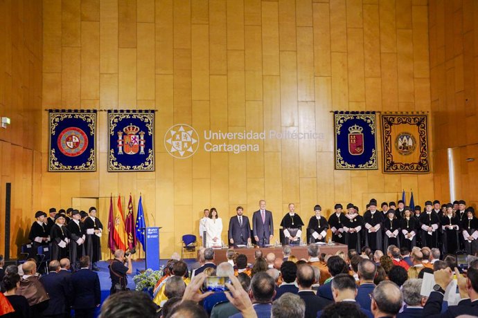 El Rey Felipe VI acompañado por el presidente de la Región de Murcia, Fernando López Miras, asiste a la apertura del curso universitario 2026/2027, en el Paraninfo de la Universidad Politécnica de Cartagena, a 24 de septiembre de 2026, en Cartagena, Regió