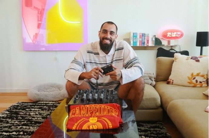 El delantero español Broja Iglesias junto a su camiseta de celebración del Mundial, una cámara y su mesa de DJ.
