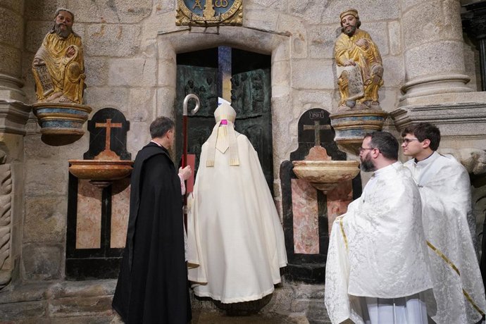 Archivo - Ceremonia de cierre de la Puerta Santa de la Catedral de Santiago el 31 de diciembre de 2022.