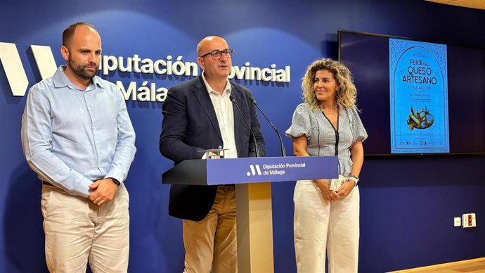 El vicepresidente de Cultura de la Diputación de Málaga, Manuel López Mestanza, junto al alcalde de Teba, Cristóbal Corral, durante la rueda de prensa de presentación de esta cita obligada para los amantes del queso artesanal