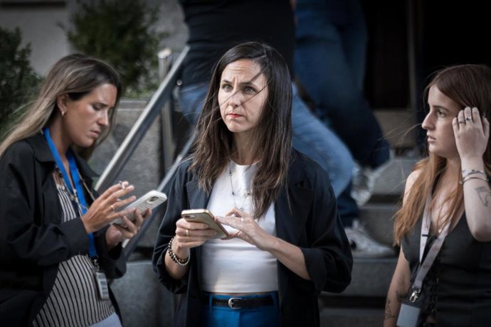 La secretaria general de Podemos, Ione Belarra (c), a su salida de una sesión de control al Gobierno, en el Congreso de los Diputados, a 16 de septiembre de 2026, en Madrid (España). 