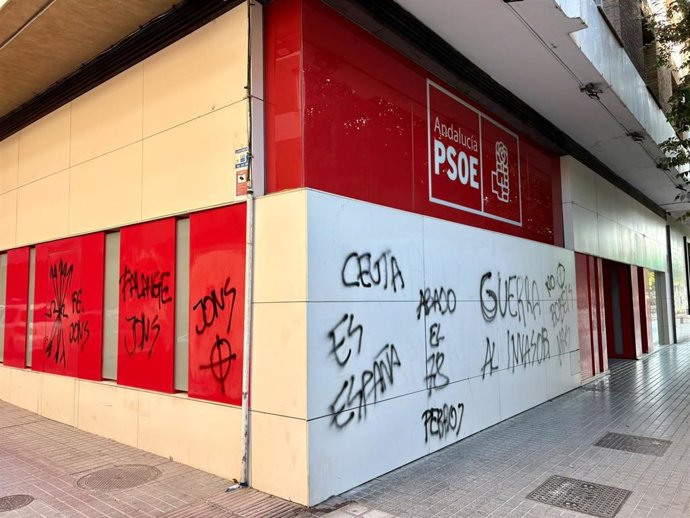 Aspecto que presenta la sede provincial del PSOE de Córdoba tras el nuevo acto vandálico del que ha sido objeto.