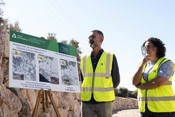 El consejero de Agricultura, Pesca, Agua y Desarrollo Rural de la Junta de Andalucía, Ramón Fernández-Pacheco, junto a la alcaldesa de Balanegra, Nuria Rodríguez, durante su visita a las obras de emergencia en la rambla.