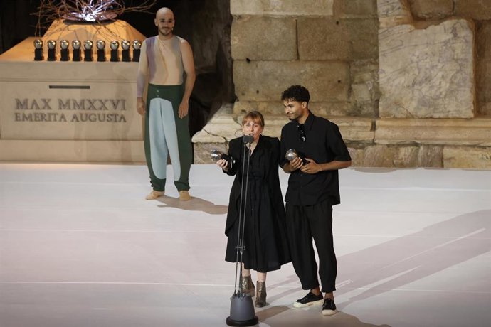 Archivo - La dramaturga Victoria Szpunberg recoge el 'Premio a mejor espectáculo de teatro' por La tercera fuga de Teatre Nacional de Catalunya, durante la gala de entrega de los XXIX Premios Max de las Artes Escénicas a 1 de junio de 2026, en Mérida(Espa