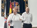 Torres traslada a unas vecinas de Ceuta que hará "todo lo posible" por desalojar las playas antes del 15 de octubre