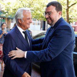El presidente del TSJA, Jesús Chamorro y el presidente del Principado, Adrián Barbón.