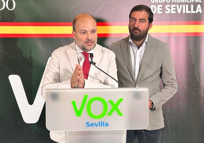 El portavoz del Grupo Municipal Vox en el Ayuntamiento de Sevilla, Gonzalo García de Polavieja y su portavoz adjunto Javier Navarro.
