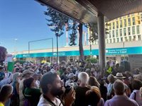 Concentración ante el Ramón y Cajal exige investigación de "trampas en listas de espera" y traslada apoyo al denunciante