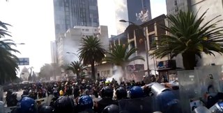 Archivo - Disturbios entre policías y manifestantes durante una protesta a favor del aborto en México
