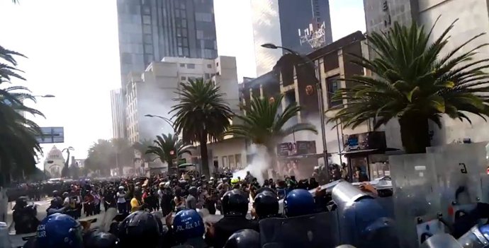 Archivo - Disturbios entre policías y manifestantes durante una protesta a favor del aborto en México