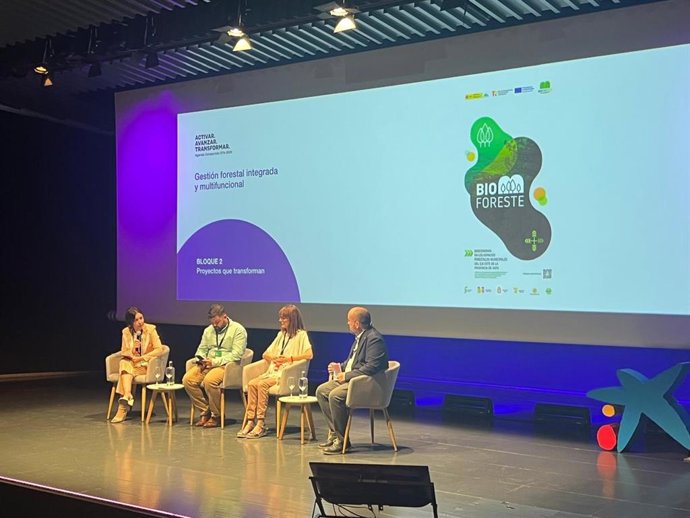 Isabel Uceda (i), interviene en la jornada 'Activar, avanzar y transformar'.