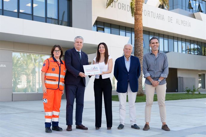 El delegado territorial de Salud y Consumo en Almería, Juan de la Cruz, entrega a la presidenta de la APA, Rosario Soto, el distintivo de 'Carrera Cardioasegurada' para las 'HLA Carreras del Puerto de Almería' 2026.