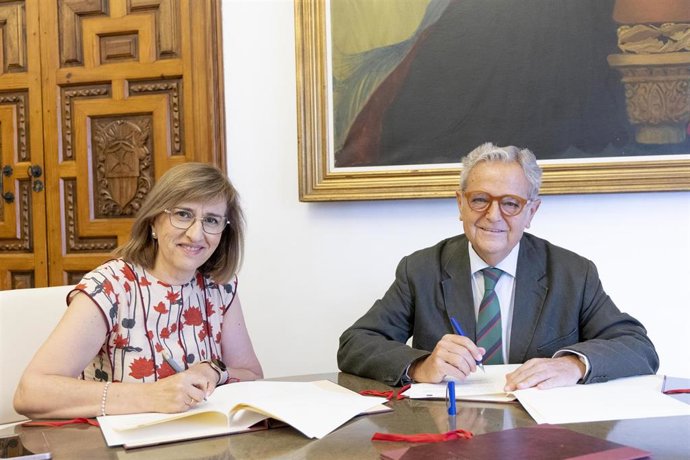 Salvador Fuentes, durante la firma con la alcaldesa de Peñarroya-Pueblonuevo, María Victoria Paterna.