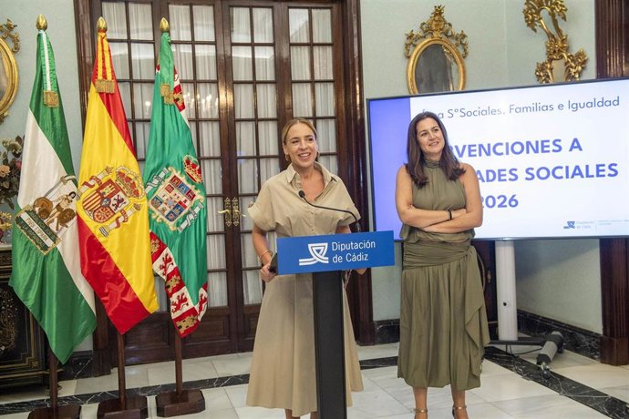 La presidenta de Diputación, Almudena Martínez, y la diputada de Servicios Sociales, Paula Conesa, en rueda de prensa.