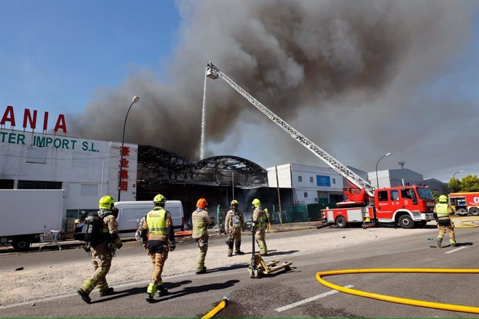 El incendio se ha declarado en un bazar chino formado por tres naves.