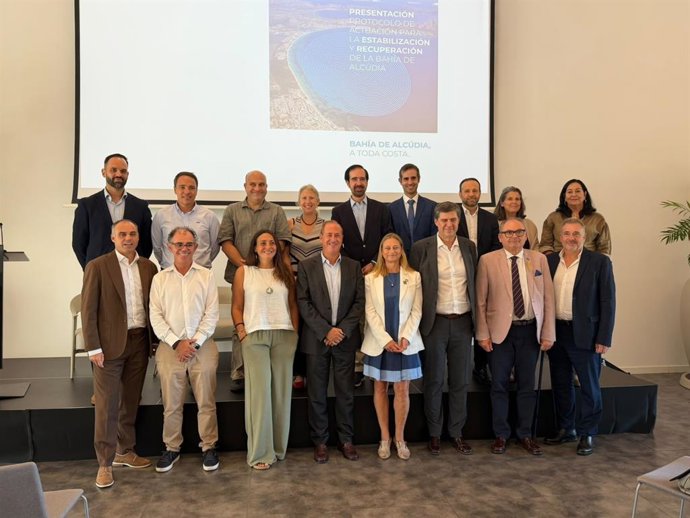 Instituciones y asociaciones hoteleras crean un protocolo para abordar el futuro de la bahía de Alcúdia