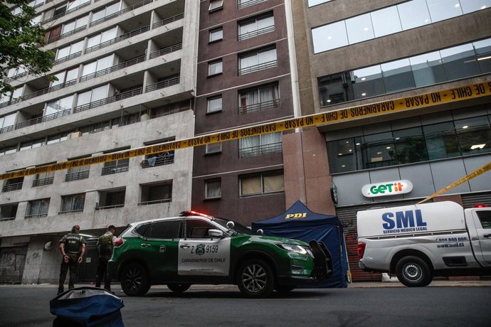 Santiago, 27 de Octubre de 2025.   Por razones que investiga la PDI, mujer cae de altura desde un edificio ubicado en calle San Martin en Santiago Centro  Diego Martin /Aton Chile