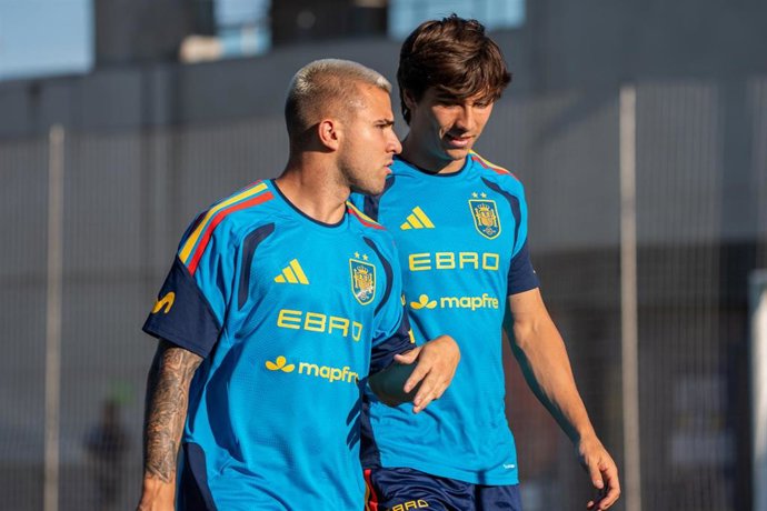 Los jugadores de la selección española Sub-21 Pablo García y Gonzalo García durante el entrenamiento previo al partido.