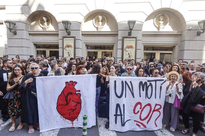 Varias personas durante una concentración en protesta por el cierre del Teatro Principal, a 24 de septiembre de 2026, Valencia, Comunidad Valenciana (España). 