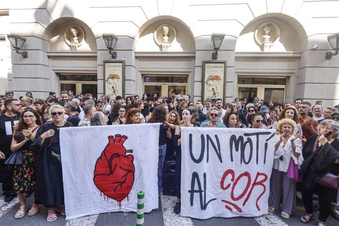 Varias personas durante una concentración en protesta por el cierre del Teatro Principal, a 24 de septiembre de 2026, Valencia, Comunidad Valenciana (España). 
