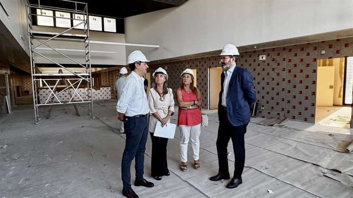 Bellido (izda.) habla con Molina (dcha.), en presencia de Campos (2ª izda.), durante la visita a las obras del nuevo centro de salud de El Naranjo-Mirabueno.