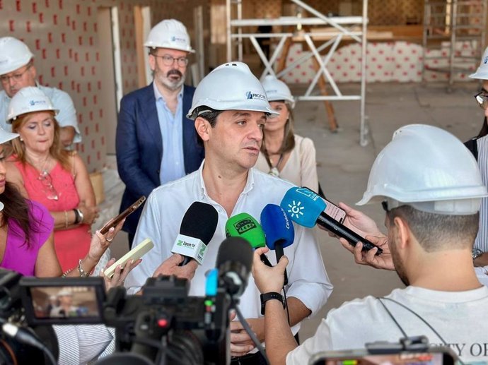 El alcalde de Córdoba, José María Bellido, atiende a a los medios.