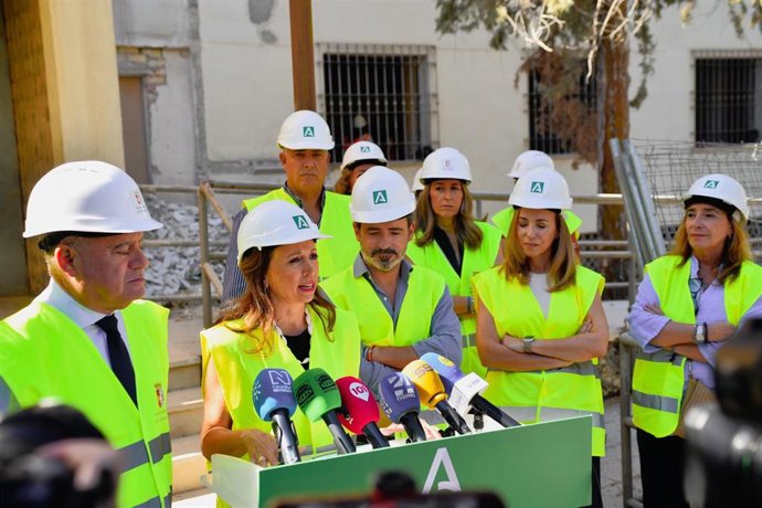 Navarro ha valorado la inversión de la Junta durante su visita a las obras que actualmente se están ejecutando en el municipio de Antequera, concretamente en el centro de salud de Campillo Bajo