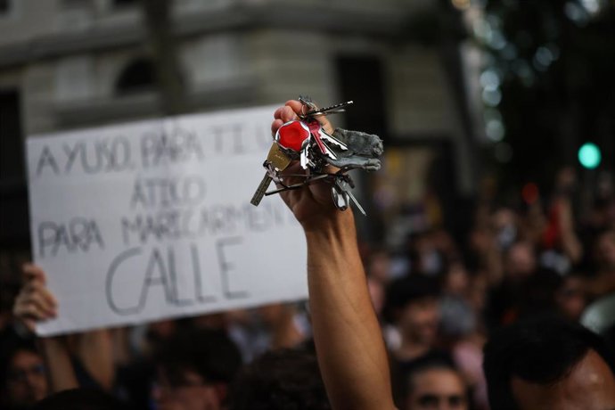 Decenas de personas durante una concentración frente al ático de Chamberí tras el desahucio de Maricarmen, a 23 de septiembre de 2026, en Madrid (España). 