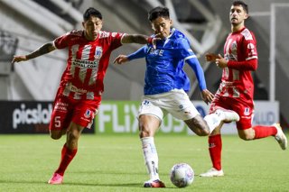 Futbol, Union La Calera vs Universidad Catolica. Copa Chile 2026. El jugador de Universidad Catolica Matias Palavecino, centro, disputa el balon con Camilo Moya de Union La Calera durante el partido de ida de los octavos de final de la Copa Chile