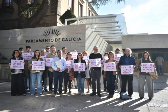 Queremos Galego a las puertas del Parlamento de Galicia. Archivo.