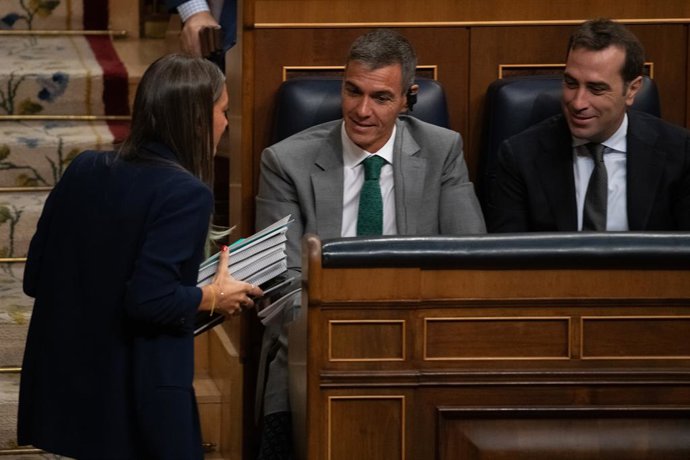  La portaveu de Junts, Miriam Nogueras, parlant en el Congrés amb el president del Govern, Pedro Sánchez