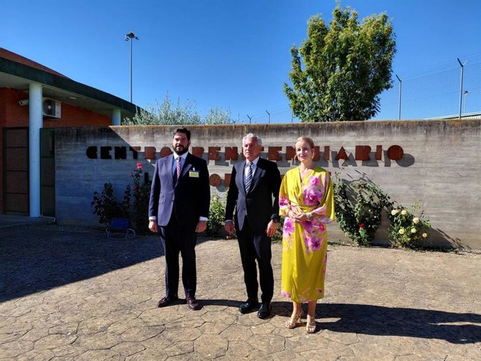 Sen con el subdelegado en Palencia y la directora de la prisión de Dueñas.