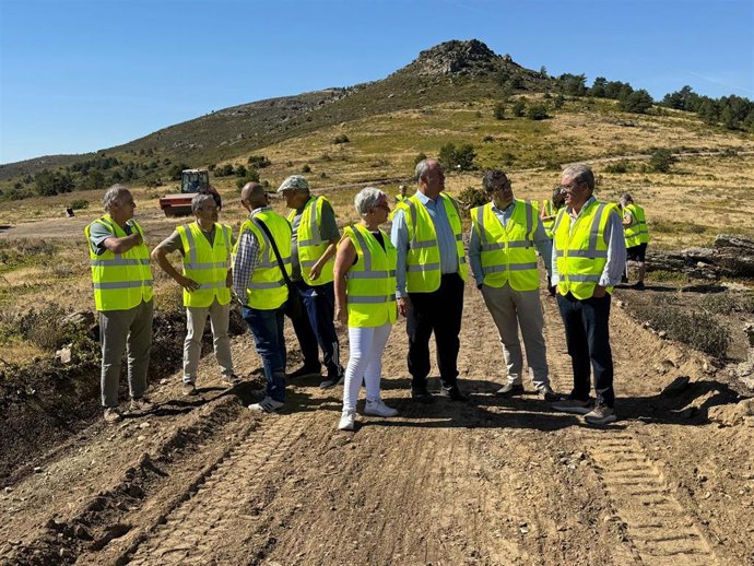 El consejero de Agricultura, Ganadería y Desarrollo Rural, Julián Martínez Lizán, que ha visitado el arreglo de caminos que se desarrolla en la localidad de El Ordial.
