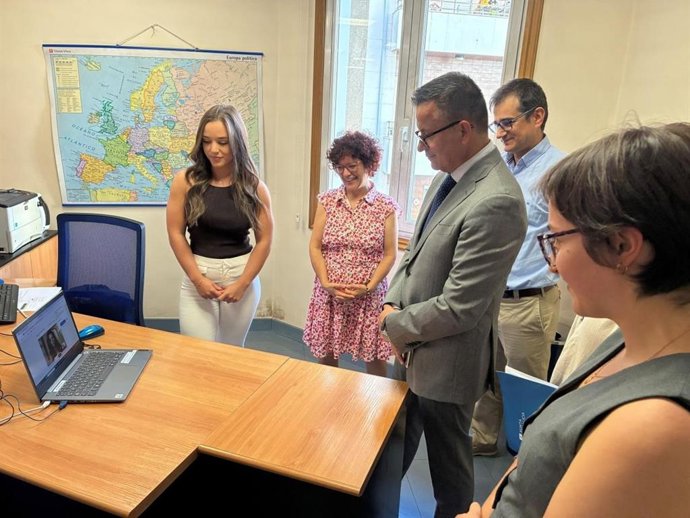El conselleiro de Emprego, José González, visita oficina de empleo en Ourense