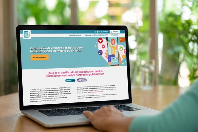Archivo - Más de 5.000 creadores en España han obtenido el 'Certificado de capacitación básica sobre normativa publicitaria para influencers' de Autocontrol tras superar la formación online, un año después de su lanzamiento.