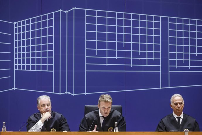 Lara (en el centre) junt amb Baeza (drta) i Ortiz (esq) en l'acte d'Obertura Judicial a València