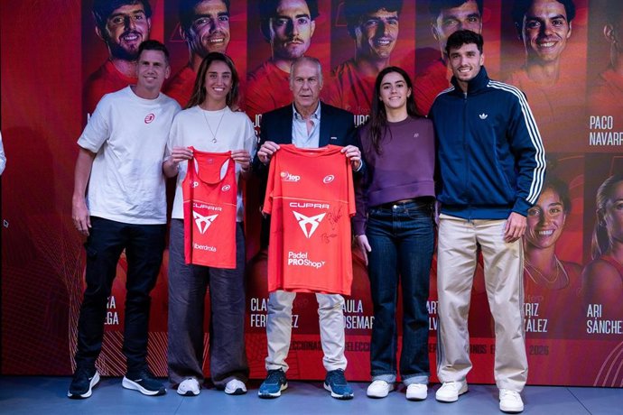 Los jugadores Paquito Navarro, Bea González, Claudia Fernández y Alejandro Galán, junto al presidente de la FEP, Javier Rodríguez, en el anuncio de la lista para el Mundial de pádel en Catar de 2026.