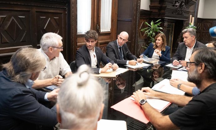 La alcaldesa de Valencia, María José Catalá, se reúne con el vicepresidente tercero y conseller de Medio Ambiente, Infraestructuras, Territorio y de la Recuperación, Vicente Martínez Mus, para abordar la recuperación de El Saler