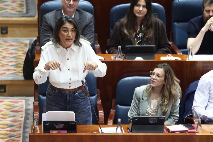 Archivo - La portavoz de Más Madrid en la Asamblea, Manuela Bergerot (i), durante una sesión plenaria en la Asamblea de Madrid