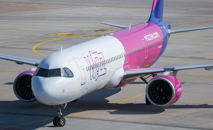 Archivo - Arxiu - FILED - 18 March 2026, Baden-Wuerttemberg, Stuttgart: FILE PHOTO - An Airbus A321 NEO of the Hungarian low-cost airline Wizzair taxis on the apron at Stuttgart Airport. Photo: Christoph Schmidt/dpa
