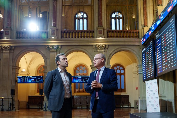 El vicepresidente primero y ministro de Economía, Comercio y Empresa, Carlos Cuerpo (i), y el vicepresidente del Consejo de Administracion de Bolsas y Mercados Españoles, David Jimenez Blanco (d), antes de la apertura del Financial Services User Group Con