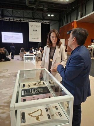 Marina Montes, en el estand de la Escuela de Joyería de Córdoba en MadridJoya 2026.