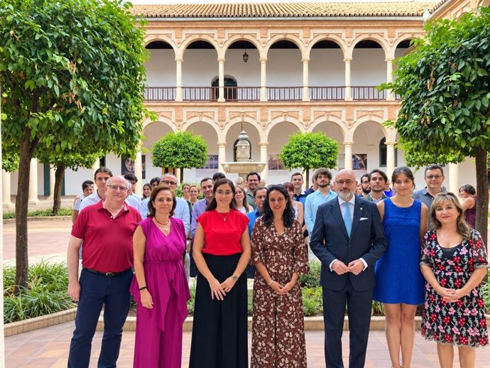 Ana Rosa Ruz (3ª izda.), con otros participantes en la nueva edición de 'De Patios por Europa', en el patio del Claustro de la Facultad de Derecho de Córdoba.