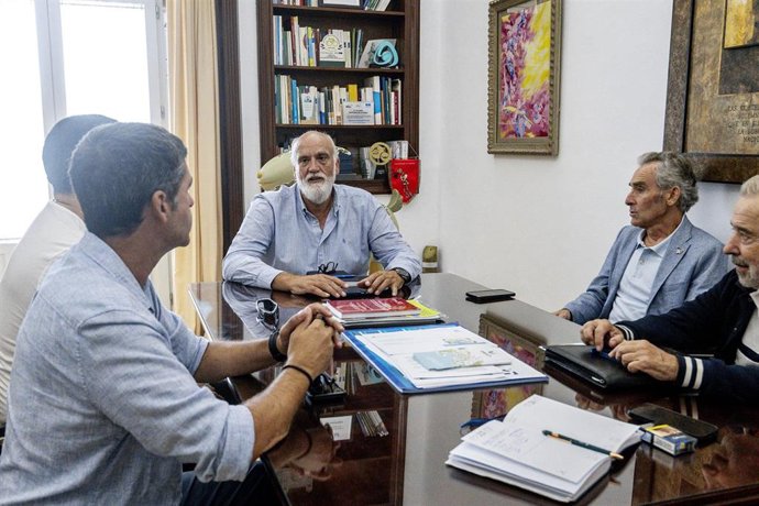 Javier Vidal con representantes de la Federación de Periodistas Deportivos de Andalucía.