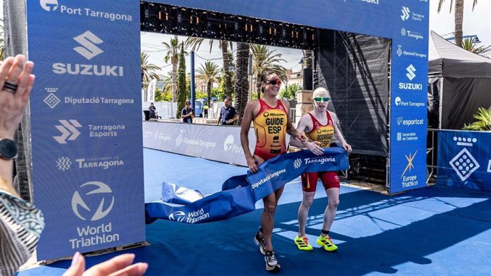 La triatleta española Susana Rodríguez y su guía, Sara Pérez, en el Europeo de Tarragona 2026.