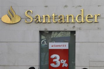 Archivo - Sucursal del banco Santander.